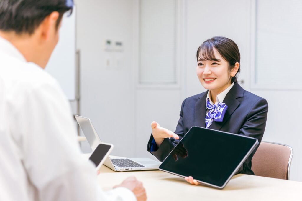 携帯販売をしてる女性スタッフの写真